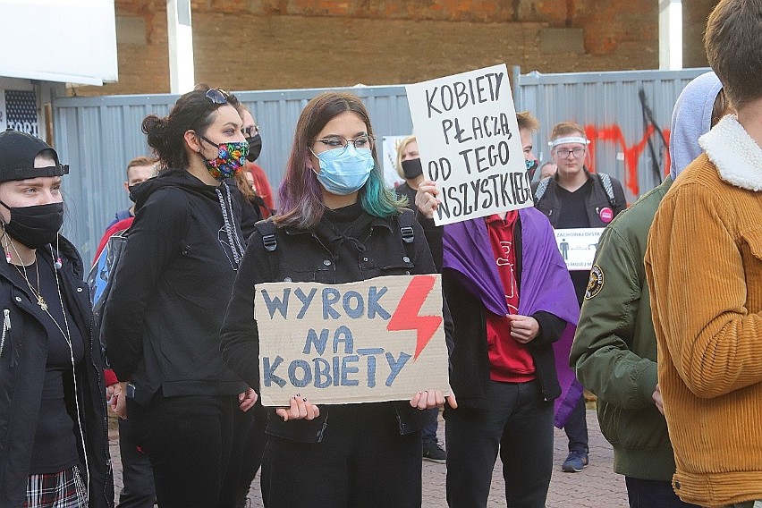 Protesty przeciwników zakazu aborcji trwają w Łodzi od...