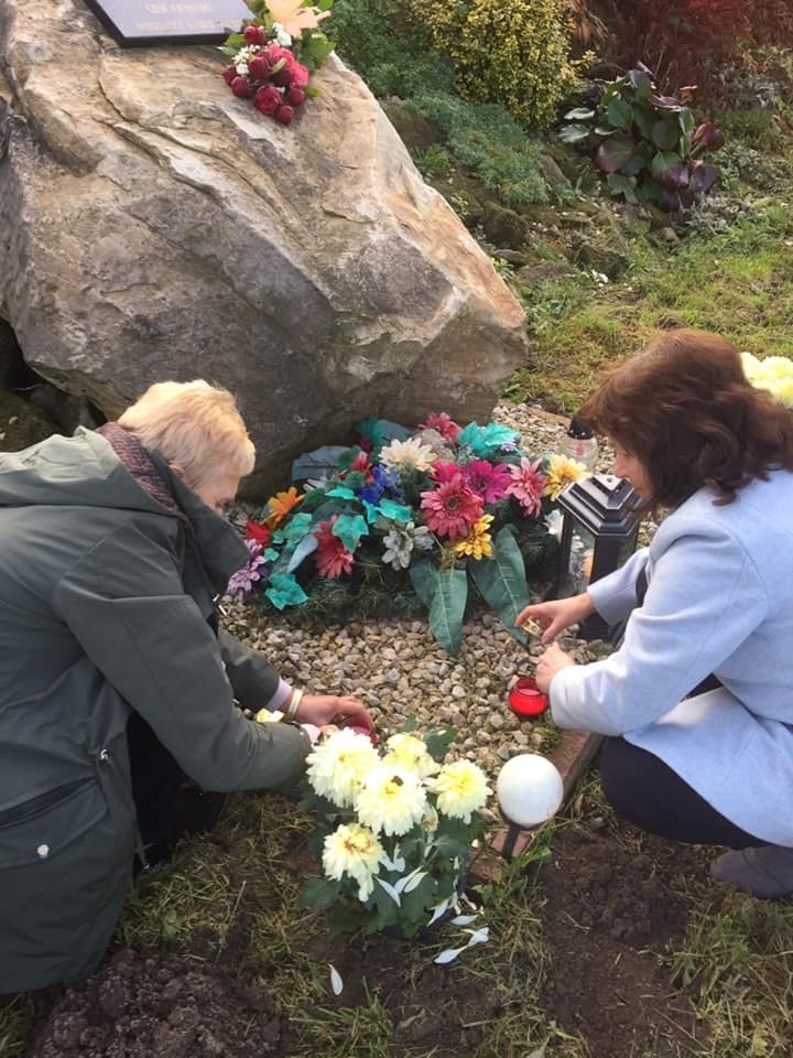 Mieszkanki Janowic pamiętały o zmarłych pochowanych na Cmentarzu Cholerycznym. Złożyły kwiaty i zapaliły znicze. Zobacz zdjęcia 