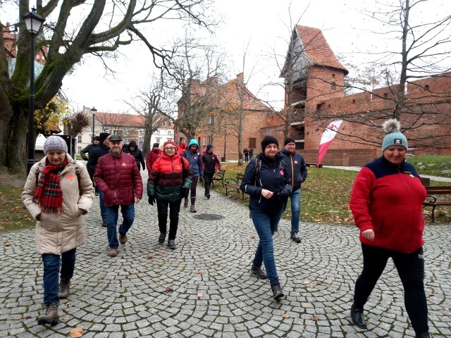 Uczestnicy 42. Wyprawy Krajoznawczej na Szlaku Kopernikowskim we Fromborku - na terenie Wzgórza Katedralnego