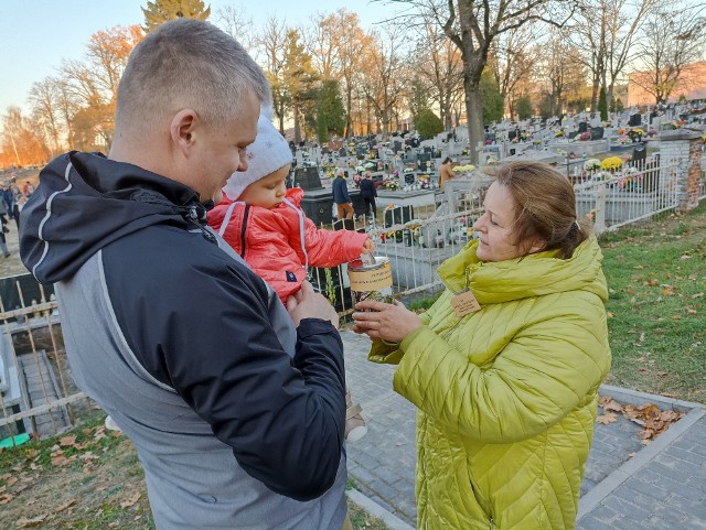 Doktor Ewa Kacprzyk kwestuje na rudnickim cmentarzu na odnowienie cmentarnego zabytkowego drzewostanu