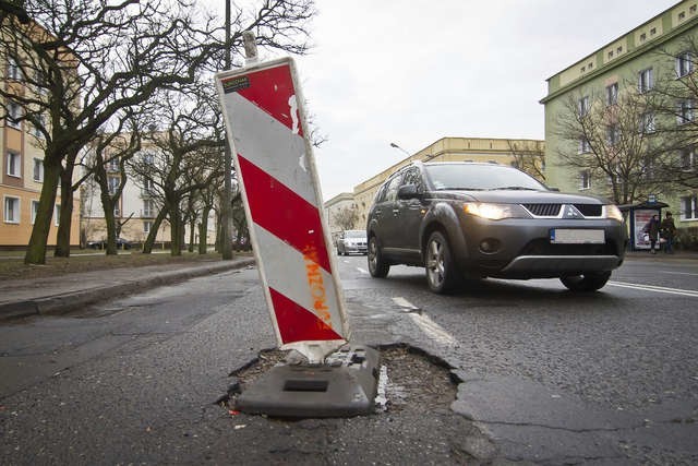 Uszkodzona nawierzchnia na ul. Sułkowskiego czeka na naprawę od niemal tygodnia