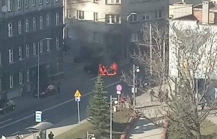 Pożar samochodu w Katowicach Dąb. Na miejscu działają strażacy