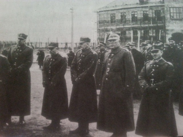 Polscy generałowie w niewoli - na zdjęciu między innymi dowódca Armii „Kraków” generał Antoni Szylling (drugi z lewej). 