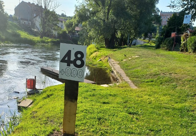 Dzięki wspólnym działaniom samorządów, strażaków i prywatnego przedsiębiorcy, tabliczki z oznaczeniami nad Drwęcą już stoją