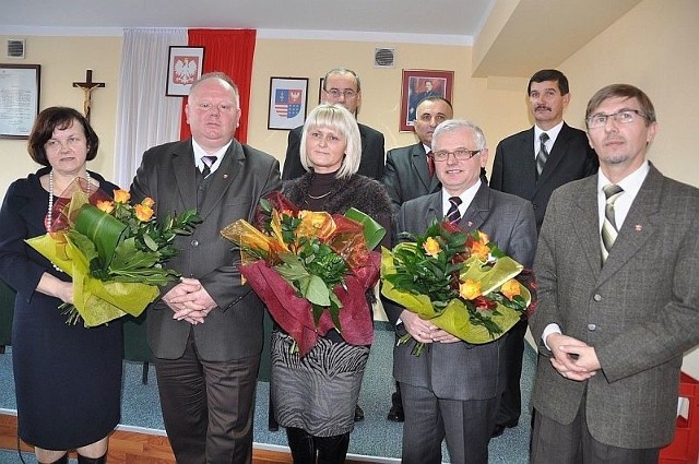 Formalnie zarząd powiatu nadal działa w składzie pięcioosobowym. Rezygnację z członkostwa złożył na razie tylko Wiesław Biasiak (drugi z prawej).