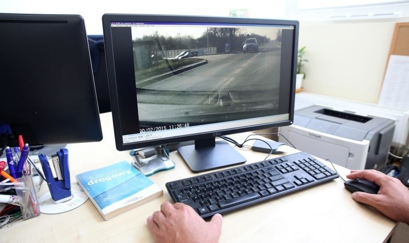 Policjanci skrupulatnie przeglądają każdy nadesłany materiał...