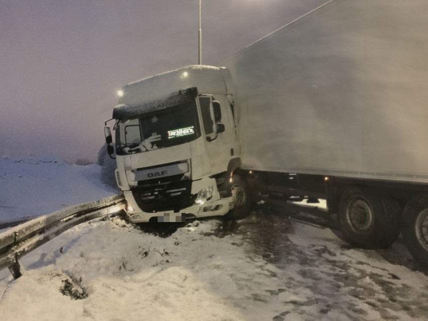 Ciężarówka z naczepą ślizgała się na oblodzonym wiadukcie na...