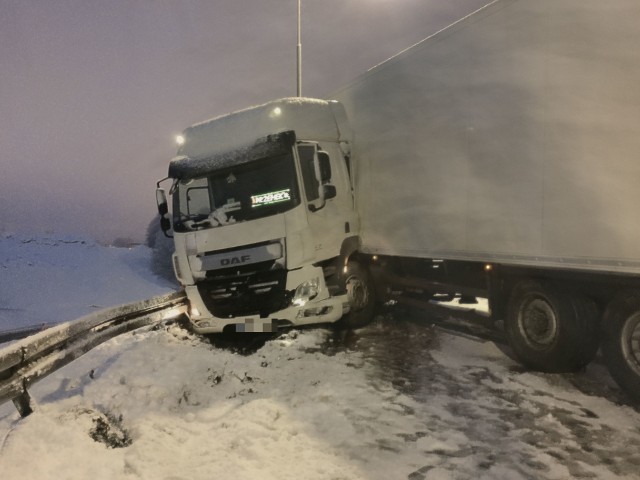 Ciężarówka z naczepą ślizgała się na oblodzonym wiadukcie na DK 11 w Szczecinku. Szczęśliwie nie doszło do tragedii. Do zdarzenia doszło w sobotę na wiadukcie kolejowym na wylocie ze Szczecinka w kierunku na Koszalin. Po opadach śniegu było tam bardzo ślisko, o czym przekonał się kierowca tira, który usiłował podjechać na wiadukcie. Zestaw zaczął się zsuwać, "złamał się" i stanął w poprzek jezdni opierając się na barierkach. Nikomu nic się nie stało, ale przejazd został zablokowany. [wideo_iframe]//get.x-link.pl/b27ddb56-db21-f813-88a0-499570f3c989,ae44e67a-0b97-246b-9e84-23312a7cf08a,embed.html[/wideo_iframe]