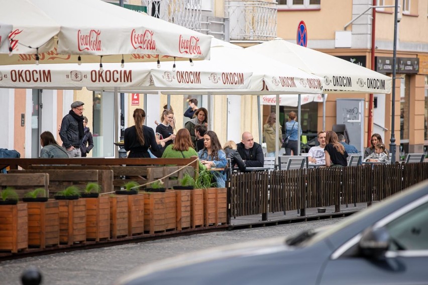 Białystok. Tłumy białostoczan na Rynku Kościuszki. Od soboty otwarte są ogródki gastronomiczne [ZDJĘCIA]