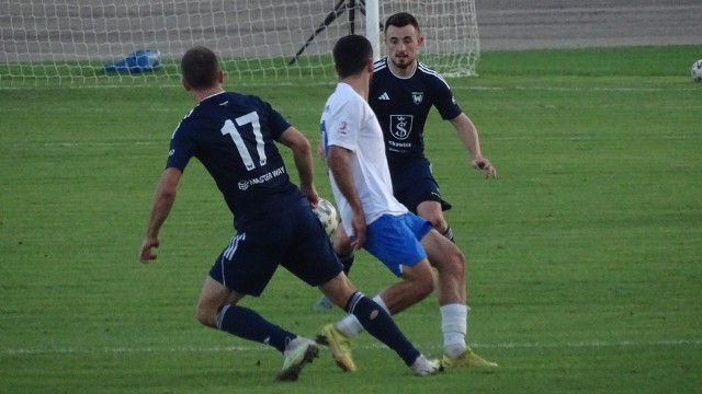 Grzegorz Marszalik (przodem) i Adrian Rakowski (nr 17) podczas meczu Wiślan z Karpatami w Krośnie