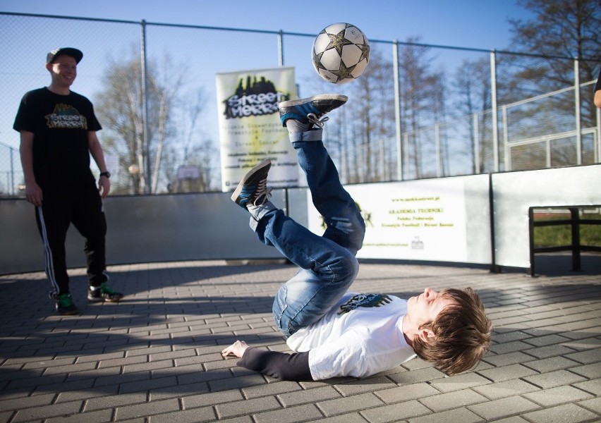 Street soccer na Radogoszczu. W Łodzi szkolą się przyszli wirtuozi futbolu [ZDJĘCIA]