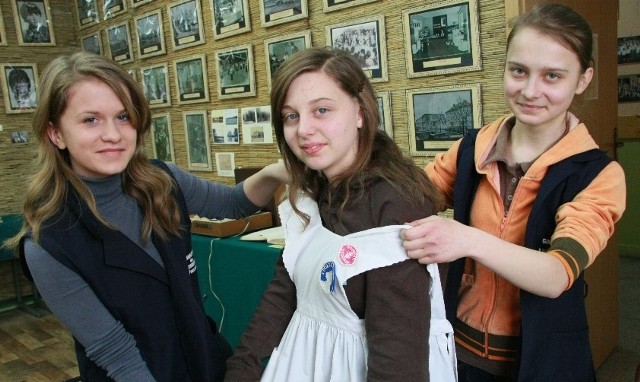 Gimnazjalistka Paulina Redlicka przymierzyła ostatnio szkolny fartuszek, który być może nosiła jej babcia. Pomagały jej Alicja Borowska i Kasia Czerwińska.