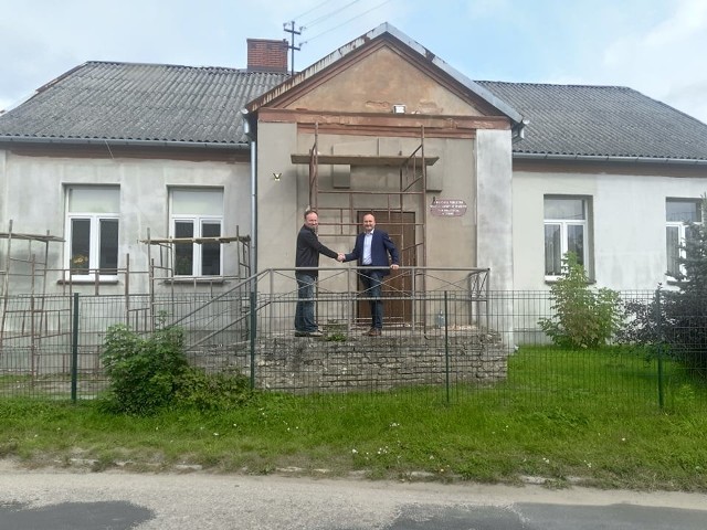 Umowę przekazania środków na renowację budynku świetlicy z przedstawicielem fundacji Urban Forms, Grzegorzem Wierchowcem (z lewej) podpisał Łukasz Kłys, sekretarz gminy Stąporków.