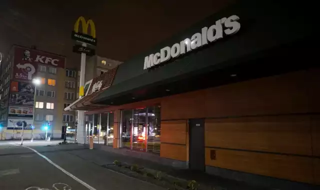 Przed wejściem do restauracji McDonald's przy ul. Hetmańskiej wisi kartka z informacją, że 10 marca jest ona nieczynna z przyczyn technicznych. Jak ustaliło Radio Poznań, powodem jest fakt, że w restauracji pracował syn mieszkanki Czapur, u której wykryto koronawirusa. Zobacz więcej ---->