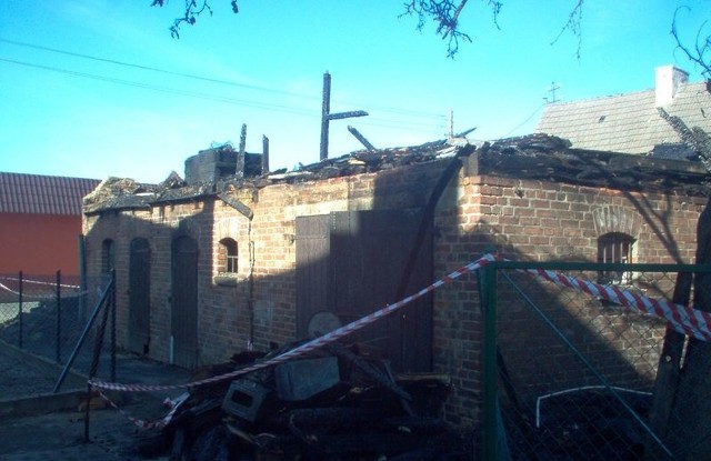 W Nowej Wsi Lęborskiej przez płonącą sadzę w kominie spłonął cały budynek.