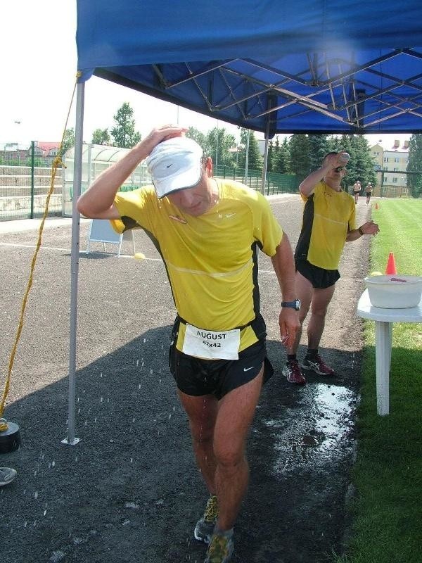 Założeniem zawodników było przebiegnięcie maratonu w czasie...