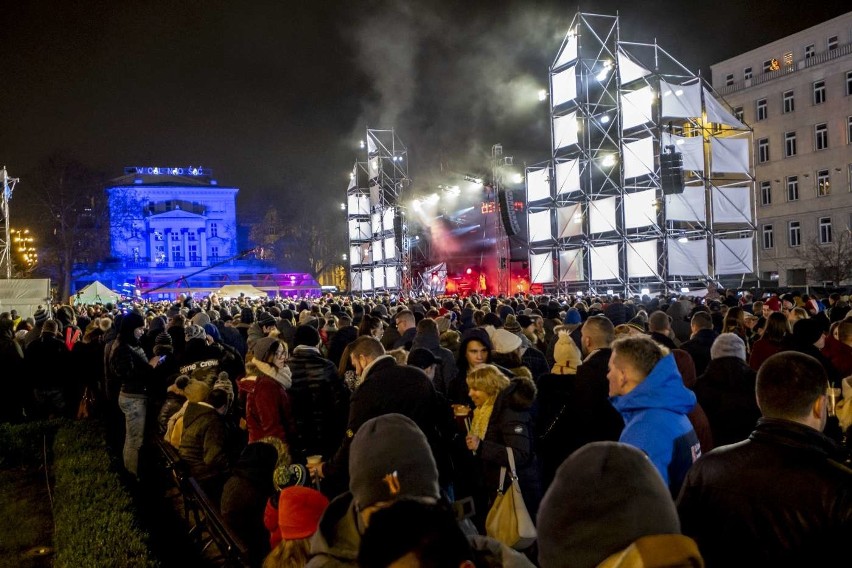 Tysiące poznaniaków witało nowy rok na placu Wolności i...