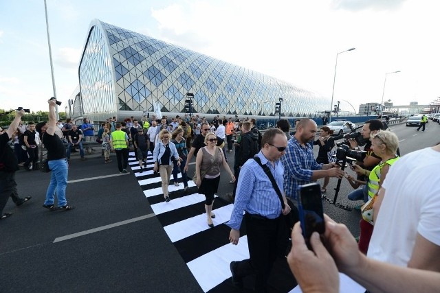 Stowarzyszenie Prawo do Miasta urządziło w poniedziałek przed dworcem happening zwracający uwagę na brak przejścia dla pieszych