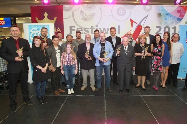 Pamiątkowe zdjęcie finalistów, jurorów i współorganizatorów Scyzoryki Festiwal 2014.