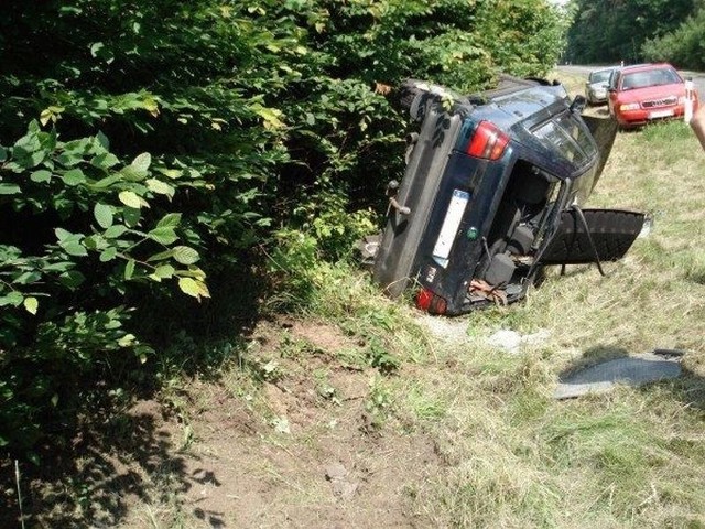 Auto wypadło z drogi, jadące w nim osoby opuściły pojazd o własnych siłach