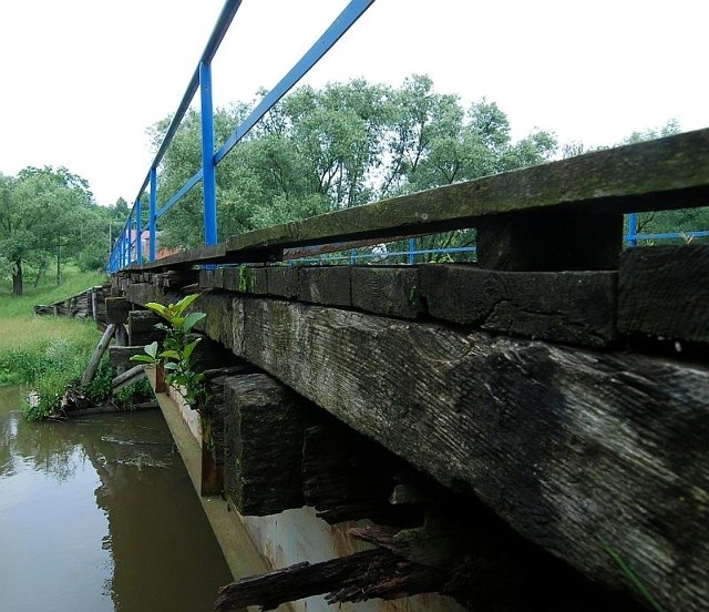 Częściowo drewniana konstrukcja mostu również była w fatalnym stanie.