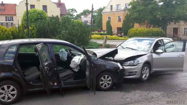 Volkswagen golf i volkswagen polo zderzyły się czołowo na Rynku w Prószkowie. Na szczęście nikt nie ucierpiał, a sprawca kolizji (według naszych nieoficjalnych informacji kierowca golfa) został ukarany 300-złotowym mandatem. Do kolizji doszło przed godz. 13.