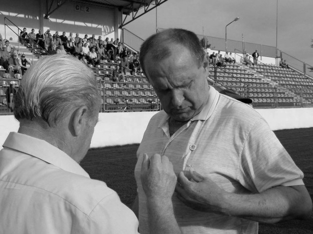 Już ponad 10 lat temu przed meczem szef koszalińskich sędziów Feliks Pietraszkiewicz (z lewej) odznaczył pana Zbigniewa pamiątkowym odznaczeniem z okazji jego odejścia na sportową emeryturę.