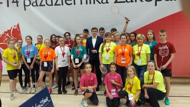 Na zdjęciu uczniowie szkoły podstawowej w Połańcu podczas Narodowych Dni Badmintona i minister sportu Witold Bańka.