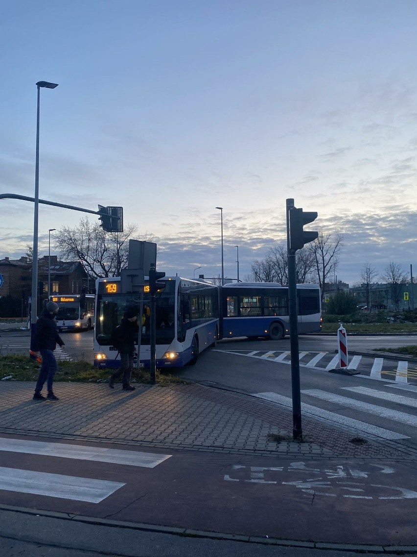 Kraków. Autobus na rondzie Młyńskim pomylił drogę. Gigantyczne korki w rejonie i całym mieście