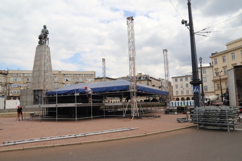 Budowa sceny na placu Wolności trwa.