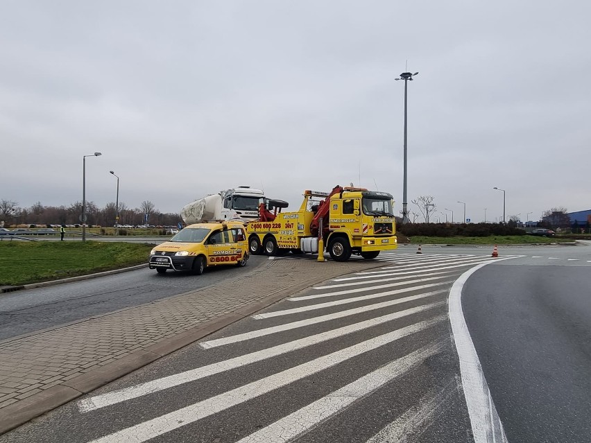 Ciężarowa cysterna  z cementem przewróciła się przy rondzie...