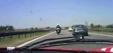 Policjant jechał 200 km/h. Nagranie jego z wyczynem pojawiło się w internecie i szybko znika (wideo)