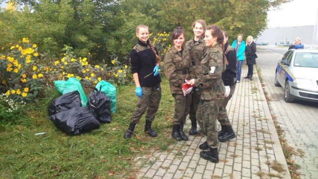 - Warto brać udział w tak pożytecznych akcjach, jak sprzątanie świata &#8211; mówili uczniowie Zakładu Doskonalenia Zawodowego, który wraz z kolegami uczestniczyli w piątek w sprzątaniu Radomia.