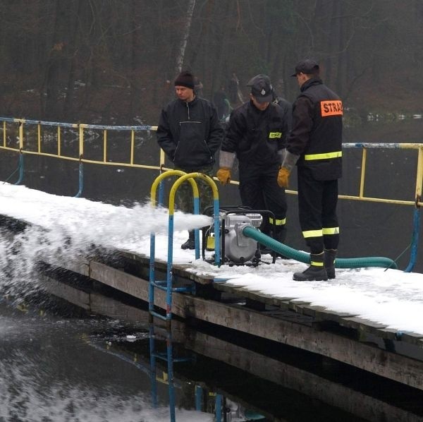 Najprostszy sposób okazał się najbardziej skuteczny. Z pomocą przyszli strażacy, którzy przez cały dzień wypompowywali wodę rozbryzgując ją w powietrzu, tak aby &#8222;złapała&#8221; trochę tlenu.