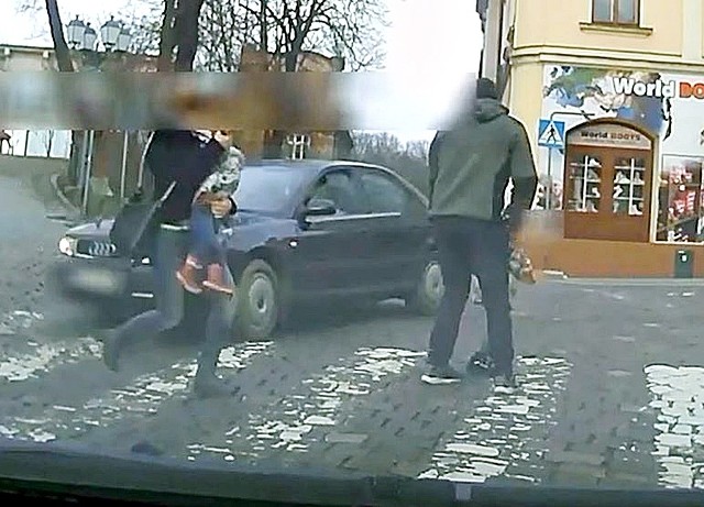Całe zdarzenie nagrał inny uczestnik ruchu, a filmik przekazał policji w Cieszynie.