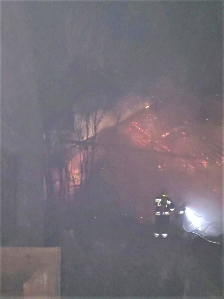 Nocą wybuchł pożar w gminie Słomniki. Ogień pojawił się w stodole. Wezwano liczne zastępy straży