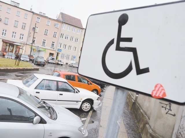 Niepełnosprawni powinni na każdym miejscu parkować za darmo.
