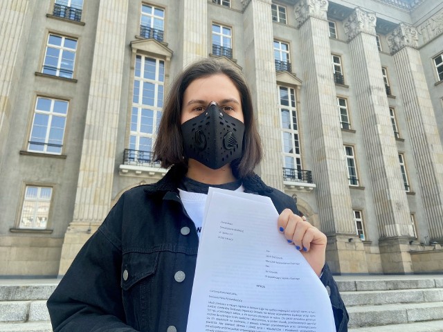 Natalia Wrocławska z petycją przed Urzędem Marszałkowskim w Katowicach
