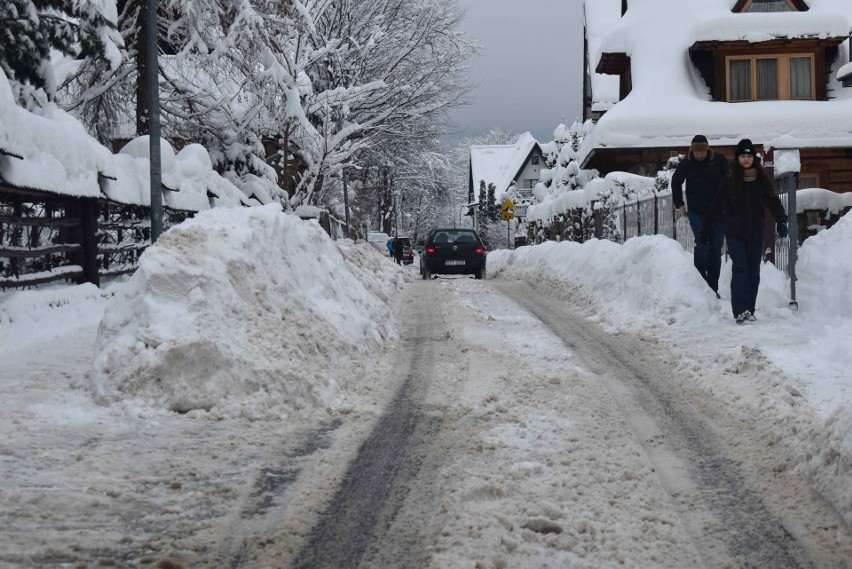 Zakopane pod śniegiem. Trudno się jeździ i chodzi. Choć te...