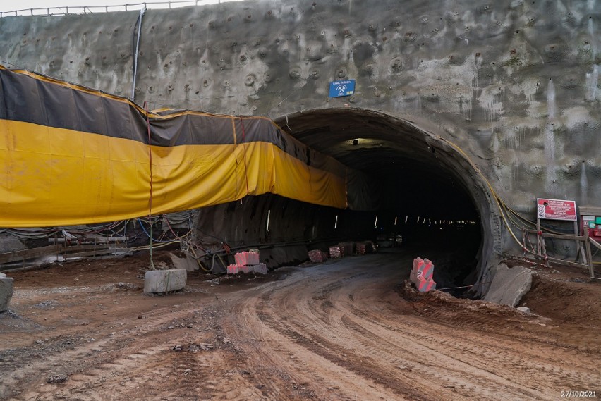 Kilometr wielkiego tunelu na dolnośląskiej drodze ekspresowej S3 już gotowy [NOWE ZDJĘCIA]