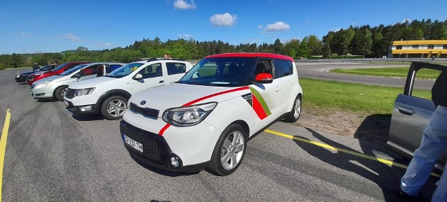 Sporo aut z całego województwa i nie tylko wystawionych zostało do sprzedaży na giełdzie w Miedzianej Górze koło Kielc w niedzielę, 15 maja. W ostatnim czasie auta mocno podrożały i widać to było w ofertach przedstawianych w Miedzianej Górze. Mimo to było coś na każda kieszeń. Tańsze kilkunastoletnie egzemplarze oraz zadbane dosyć nowoczesne limuzyny. Ofertę uzupełniały motocykle. Zobaczcie, na kolejnych slajdach, jakie były ich ceny>>>>