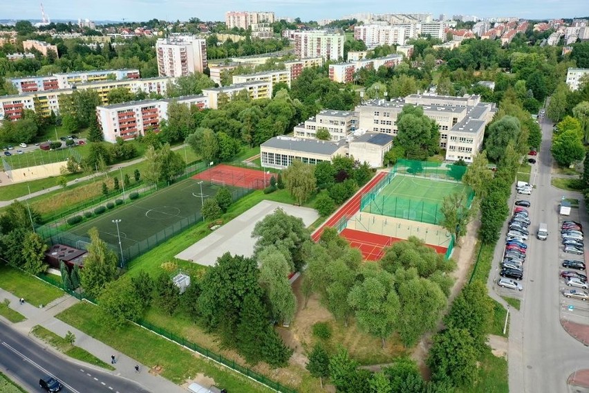 Test nowego kompleksu sportowego przy SP nr 149 w Krakowie. Gospodarze najlepsi w zawodach o puchar prezydenta miasta ZDJĘCIA