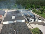 Pożar hali z meblami w Rywaldzie w powiecie starogardzkim. Ewakuacja pracowników, dwie osoby ranne