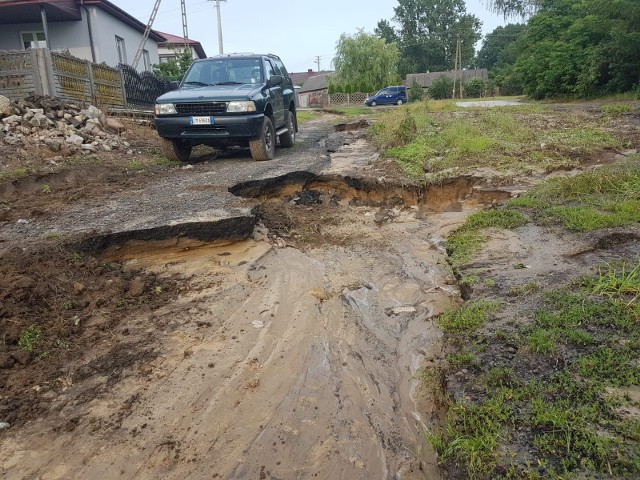 Zniszczona po ulewie droga w Brzeskach w gminie Klwów.