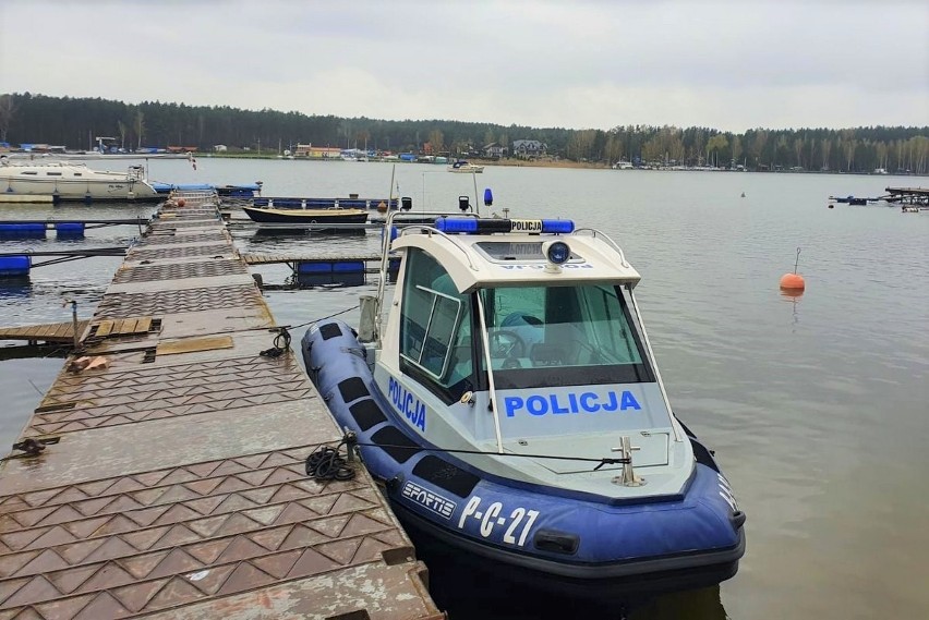 Policjanci zwodowali w Pieczyskach kolejną łódź, która...