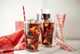 Domowa cola. Jak zrobić własny orzeźwiający napój w lepszej wersji? Zdrowa coca-cola bez dodatków bazuje na cennych przyprawach