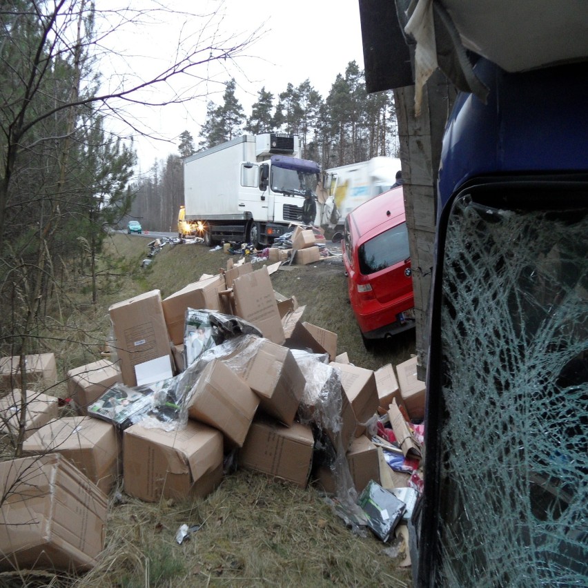 Wypadek na obwodnicy Lublińca: Dwa auta w rowie