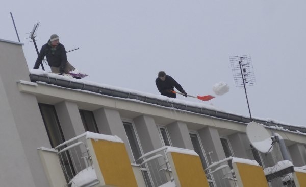 Wczoraj usuwano śnieg z dachu bloku na ul. Niedurnego w Opolu. Na wielu budynkach nikt tego nie robi.