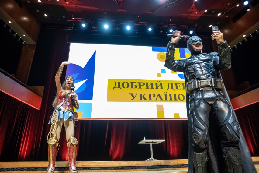 Batman spotkał się z dziećmi uchodźców z Ukrainy.