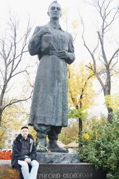 Wojciech Pestka sfotografwoał się pod pomnikiem Skoworody